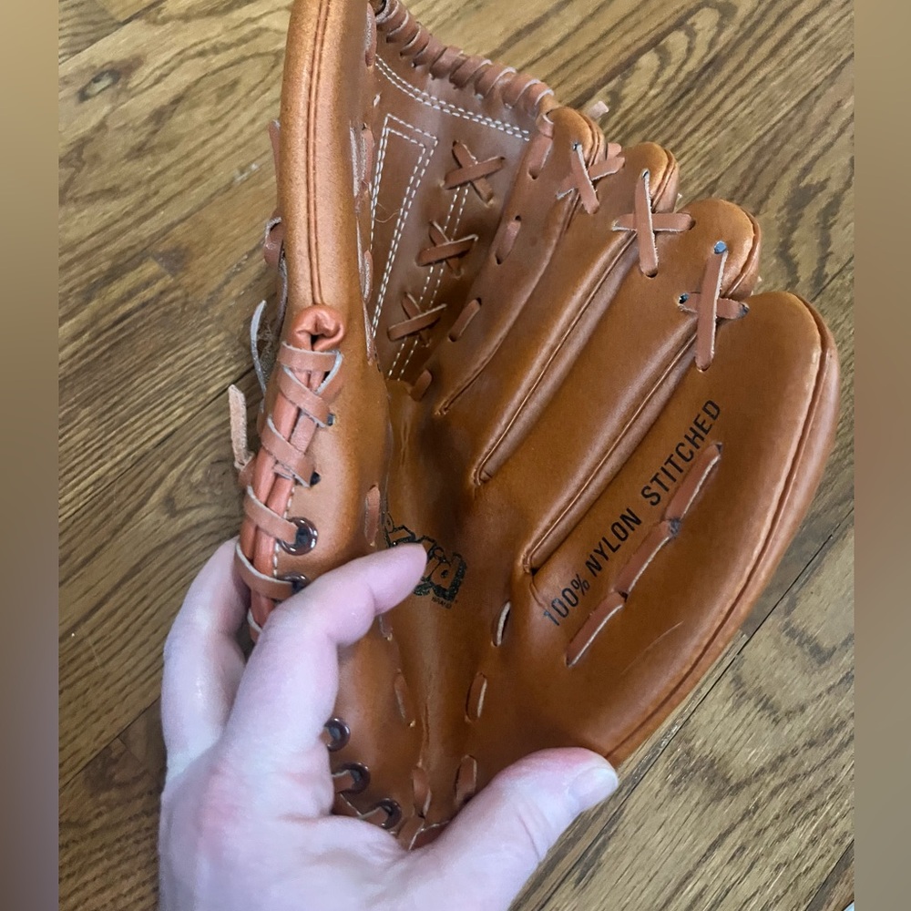 VINTAGE KOOL-AID BASEBALL GLOVE WHITE SOX ROUGH AND RARE